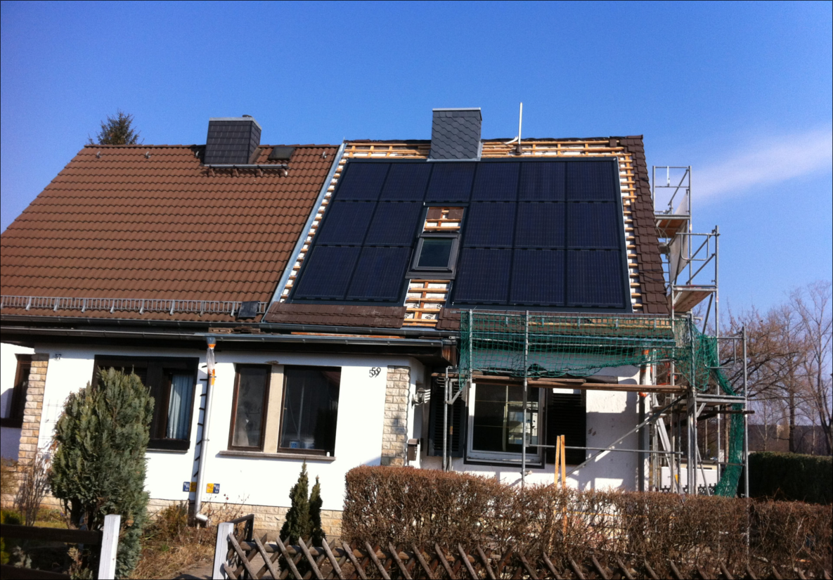 Haus mit Dachsanierung und Solaranlage im Aufbau