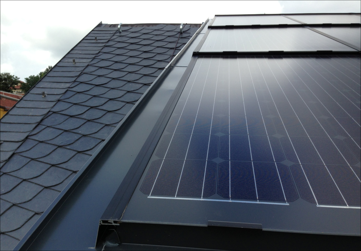 Solarpaneele neben einer Schieferdacheindeckung