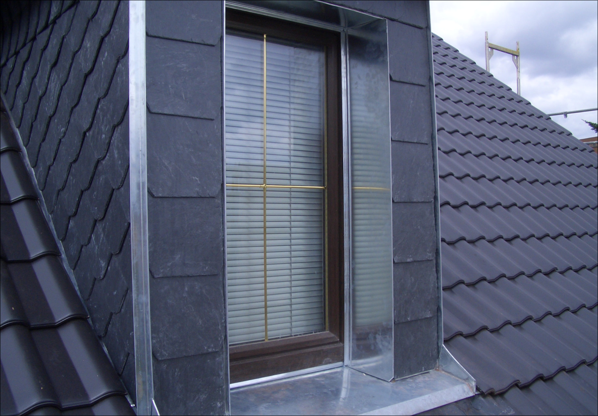 Dachfenster in Blecheinfassung zwischen Schieferziegeln