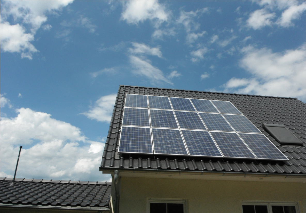 Solaranlage auf einem dunklen Ziegeldach