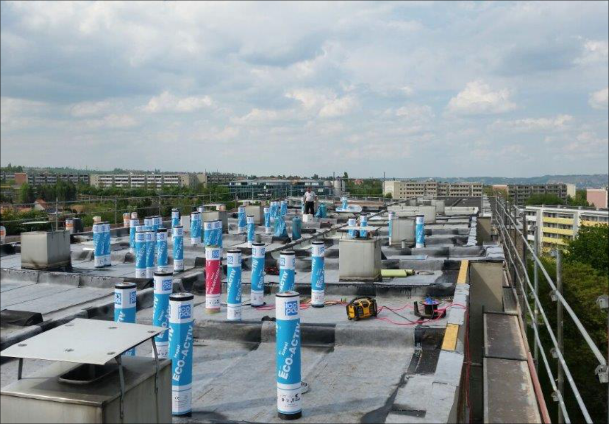 Flachdach mit neuen Belüftungsrohren und Dachaufbauten